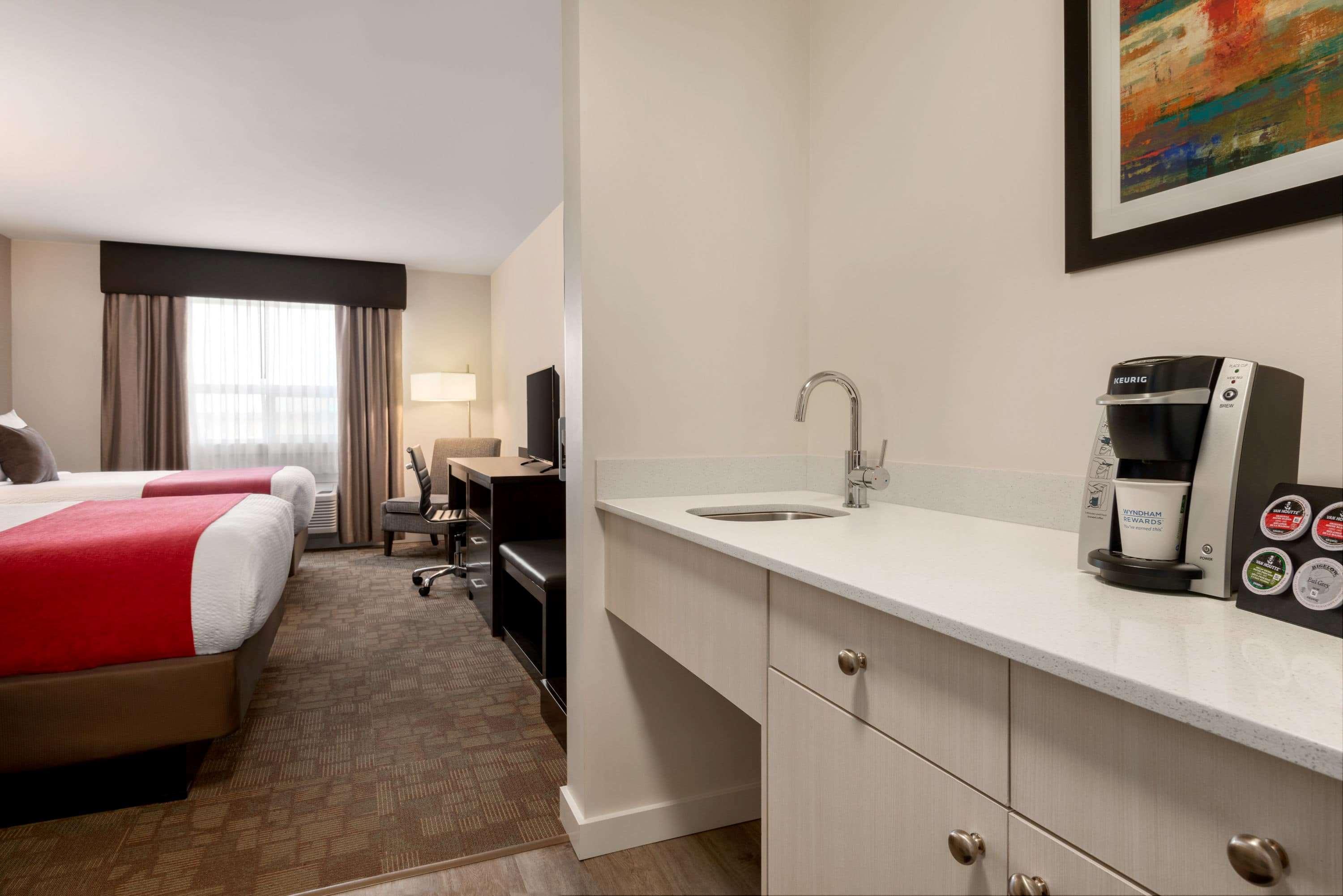 Days Inn By Wyndham 100 Mile House Экстерьер фото