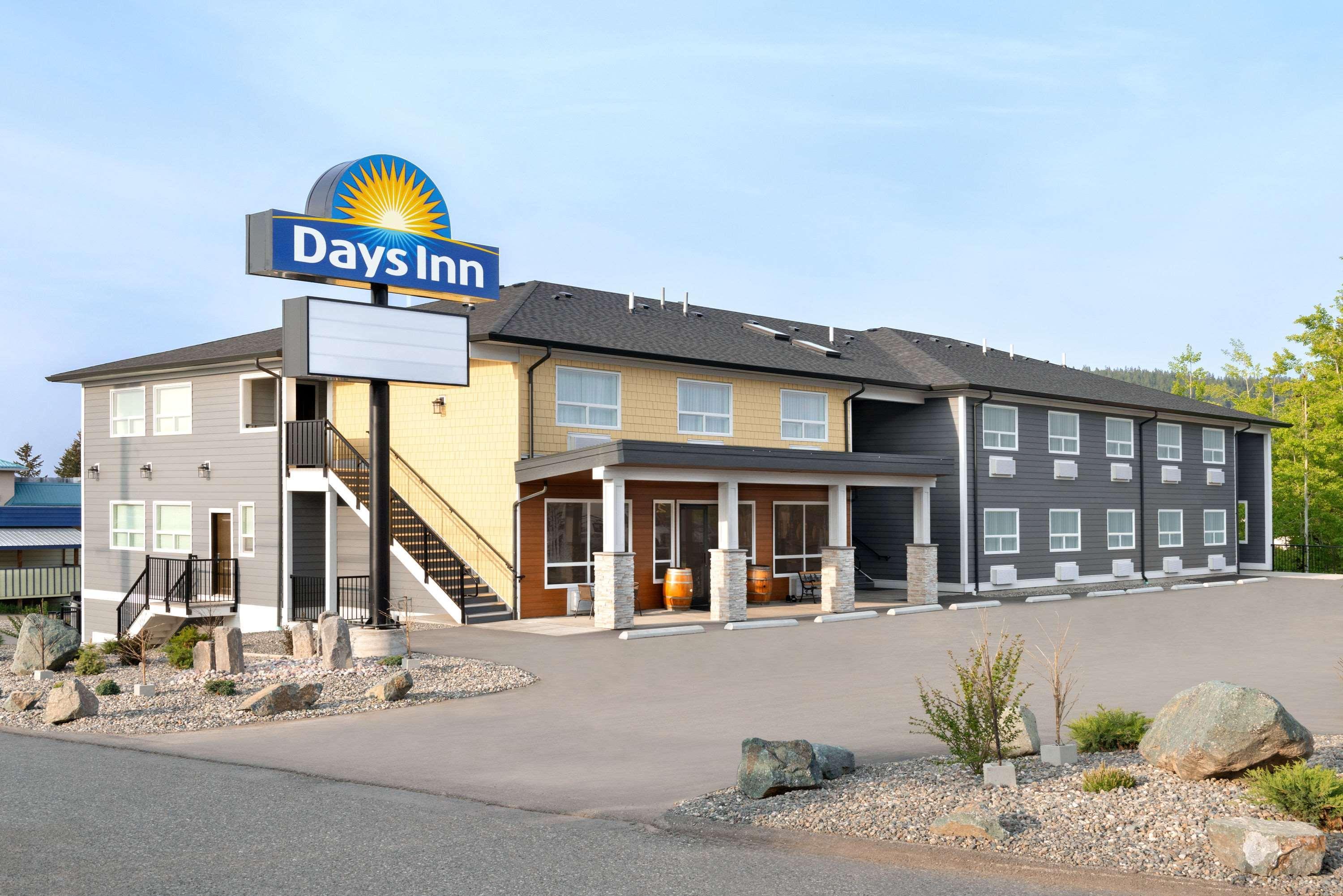 Days Inn By Wyndham 100 Mile House Экстерьер фото