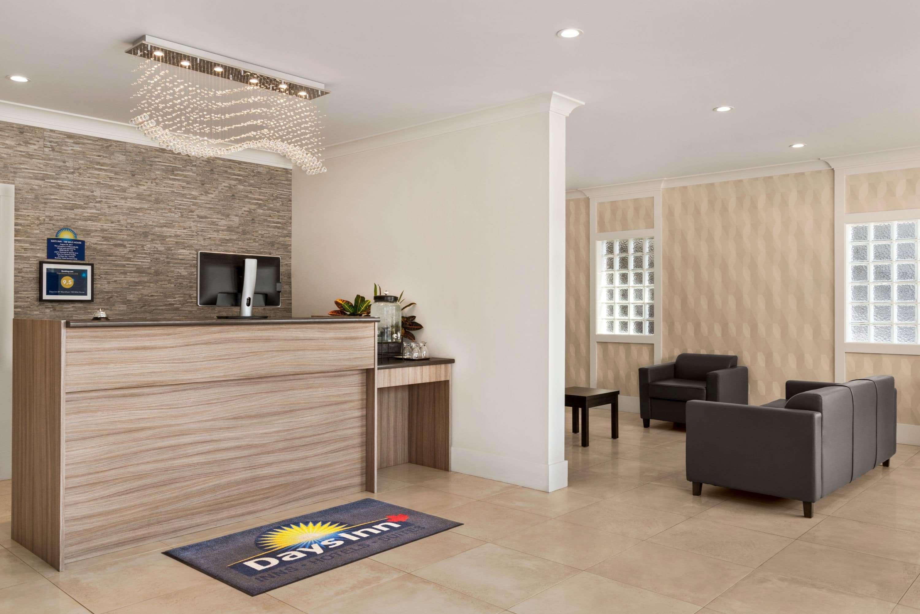 Days Inn By Wyndham 100 Mile House Экстерьер фото