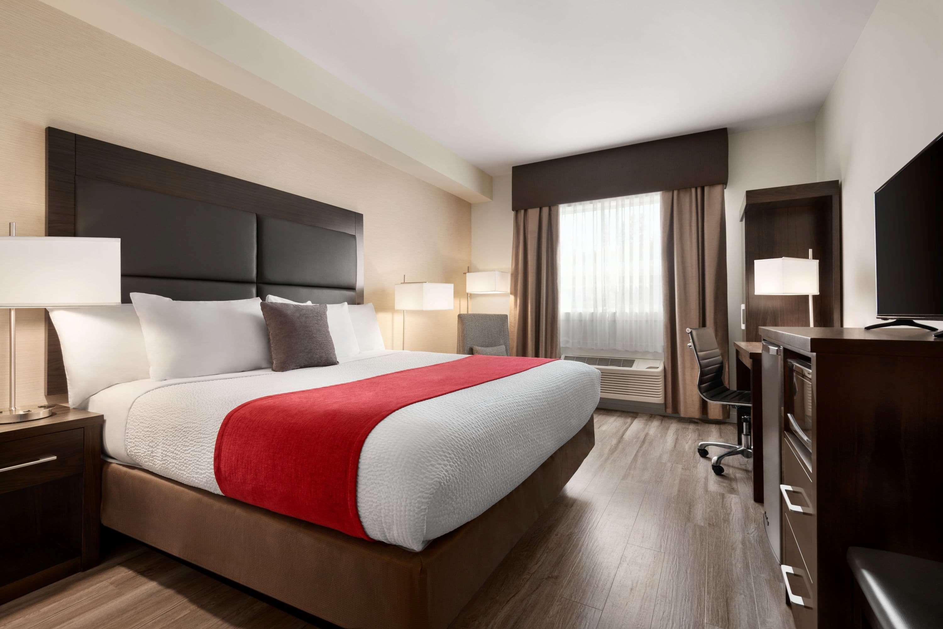 Days Inn By Wyndham 100 Mile House Экстерьер фото