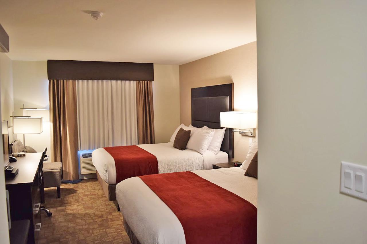 Days Inn By Wyndham 100 Mile House Экстерьер фото